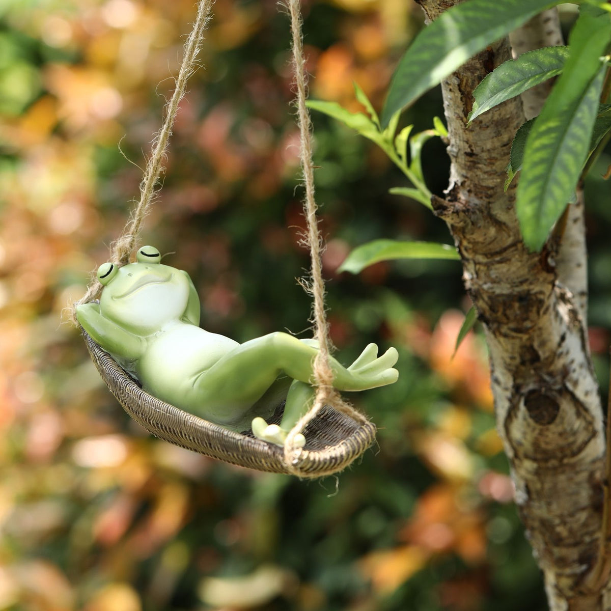 Colgante de rana en columpio para jardín