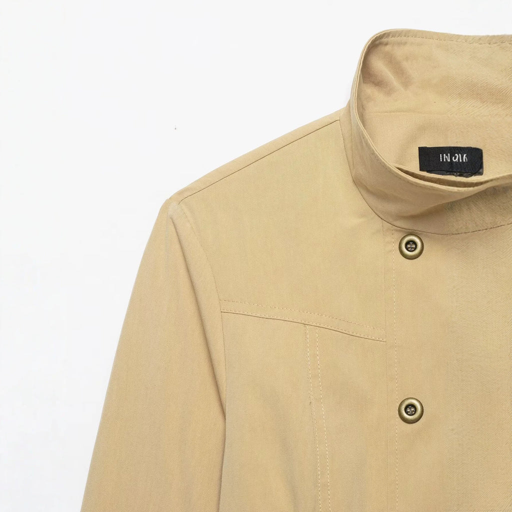 Chaqueta caqui de cuello alto con bolsillos y botones dobles