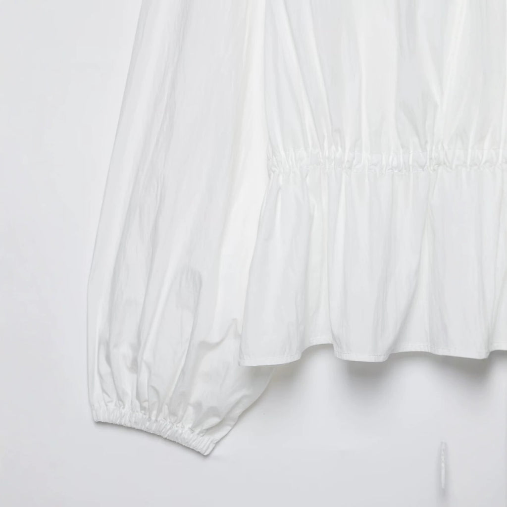 Chaqueta blanca de cuello alto y cintura fruncida