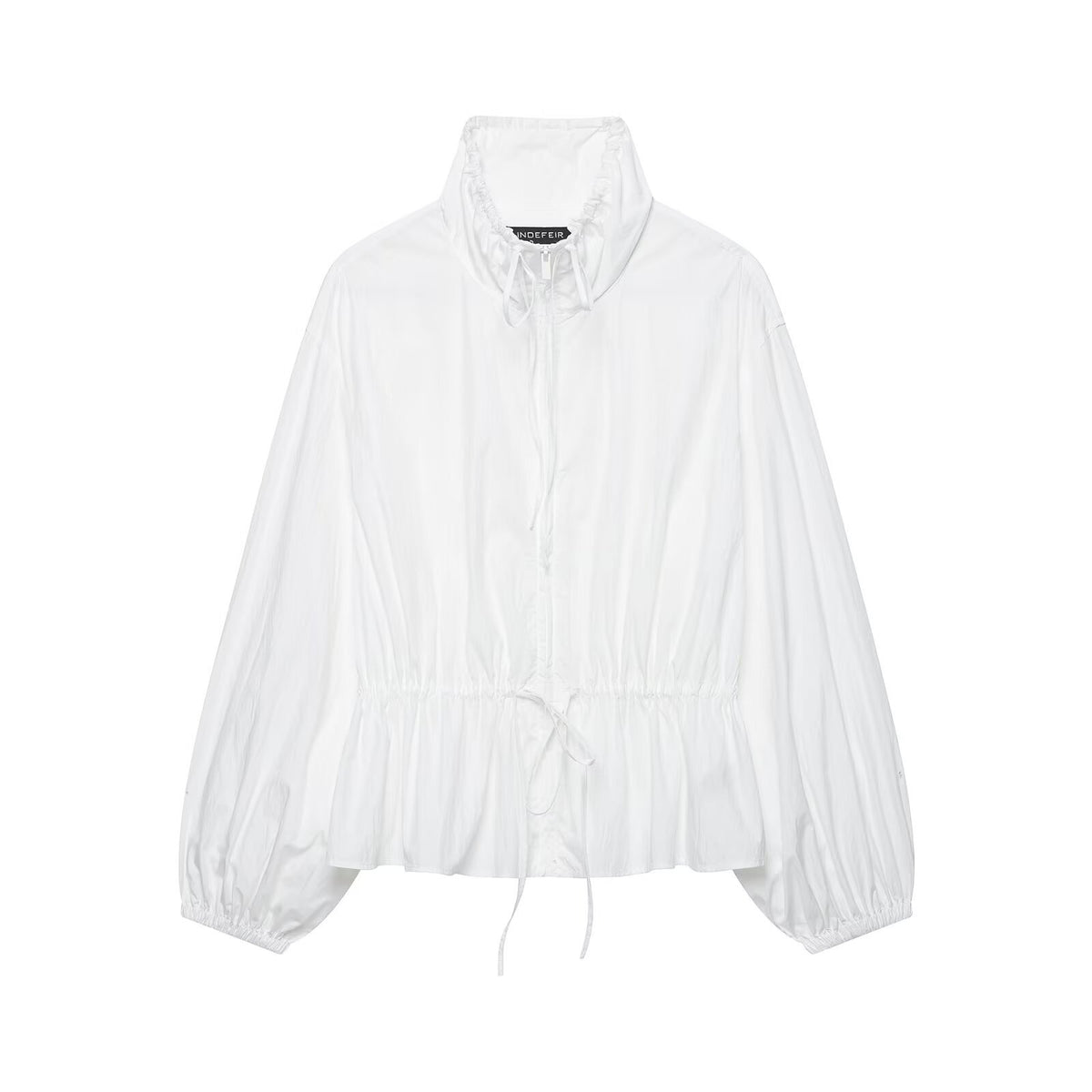 Chaqueta blanca de cuello alto y cintura fruncida