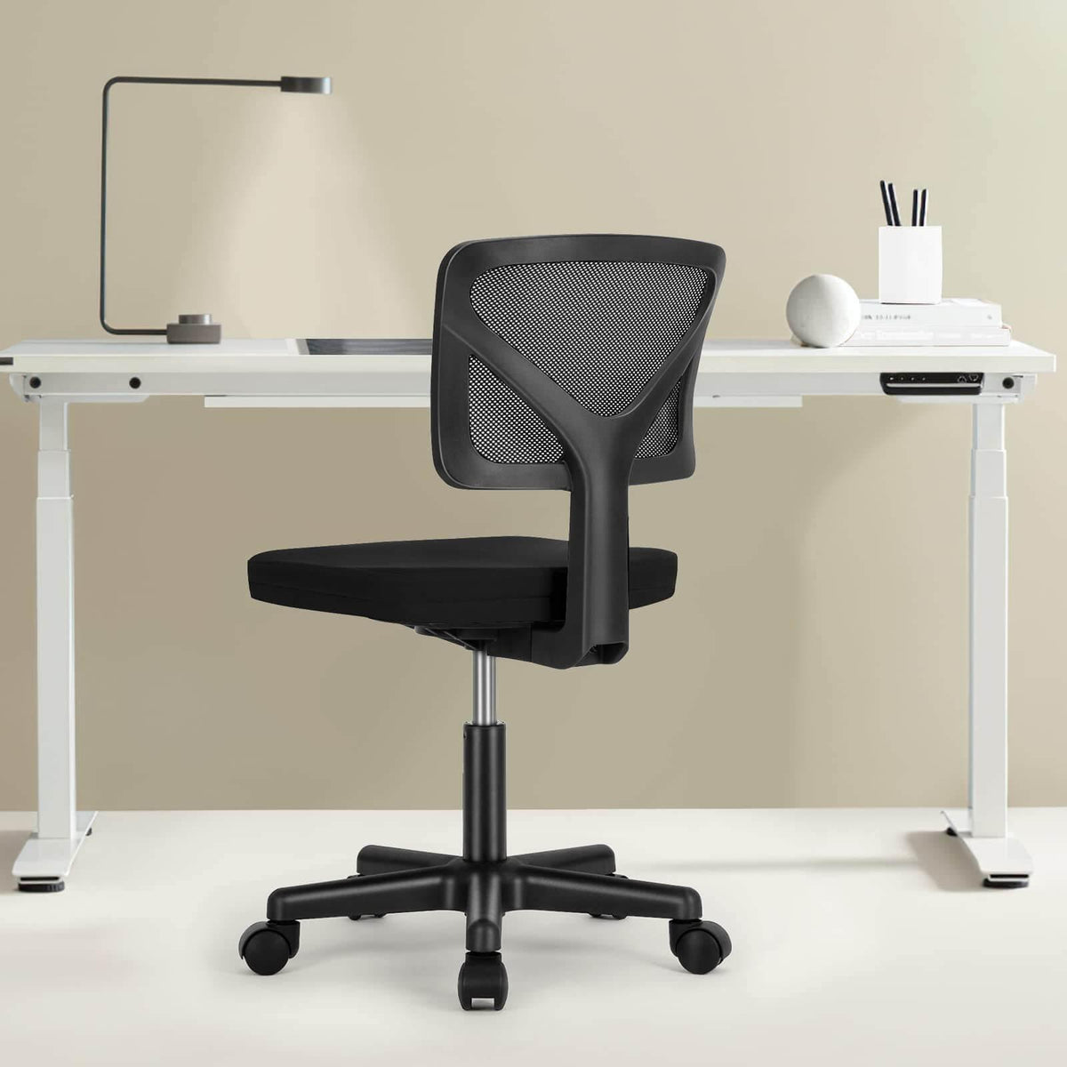 Silla de oficina de malla sin brazos — negra