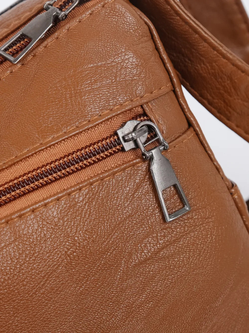 Bolso bandolera con varios compartimentos de 26 × 18 × 9 cm