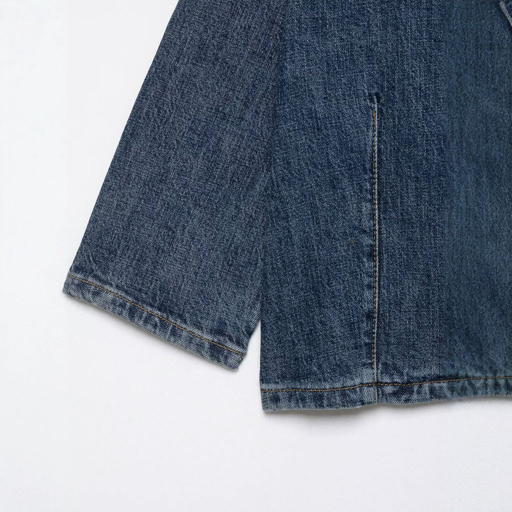Chaqueta de mezclilla azul oscuro con botones