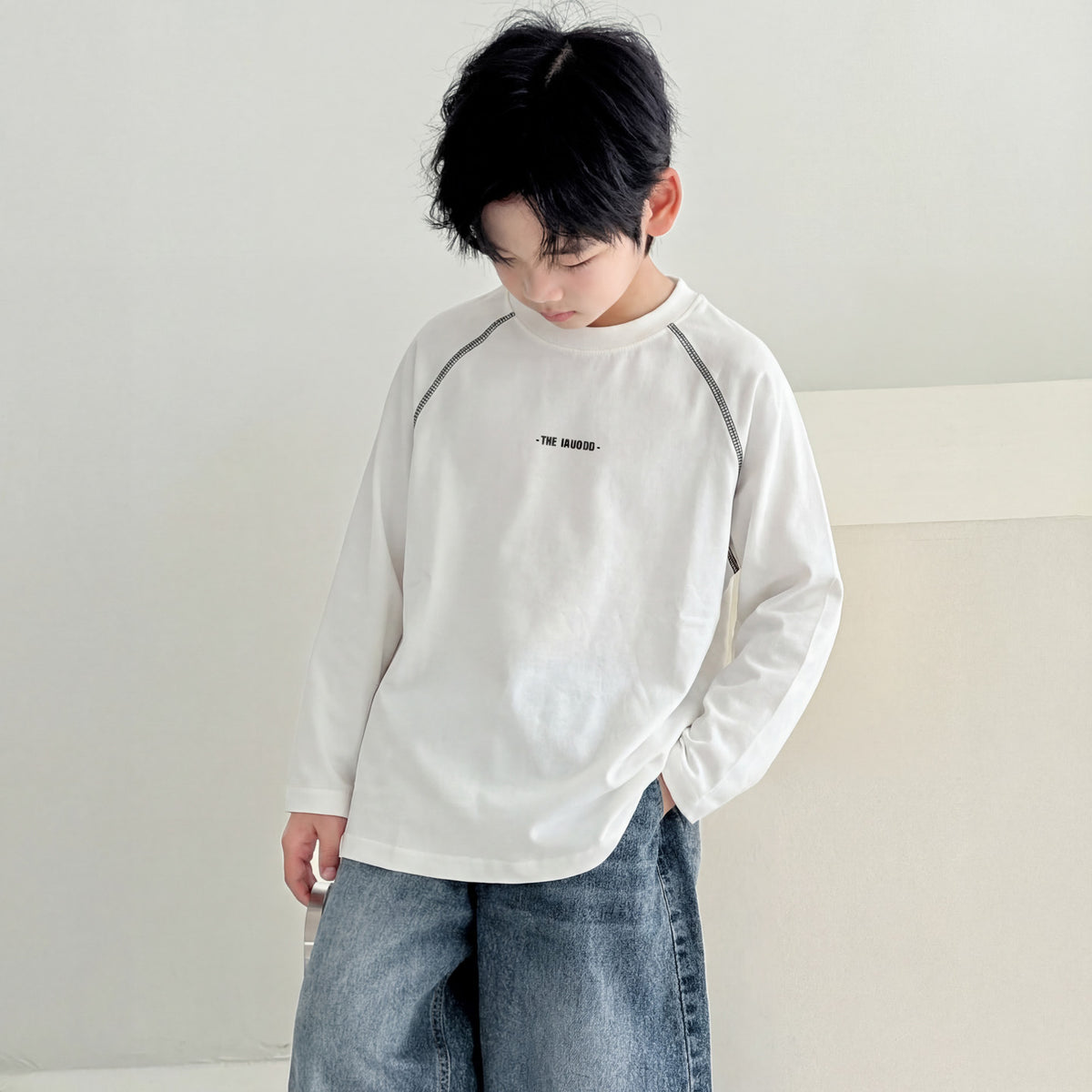 Camiseta infantil blanca de manga larga y cuello redondo