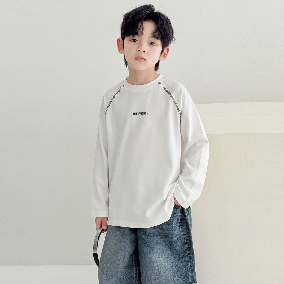Camiseta infantil blanca de manga larga y cuello redondo