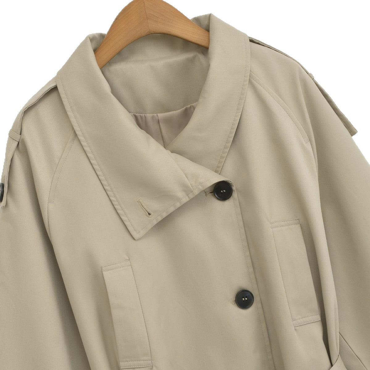 Chaqueta de cuello alto con botones y bolsillos