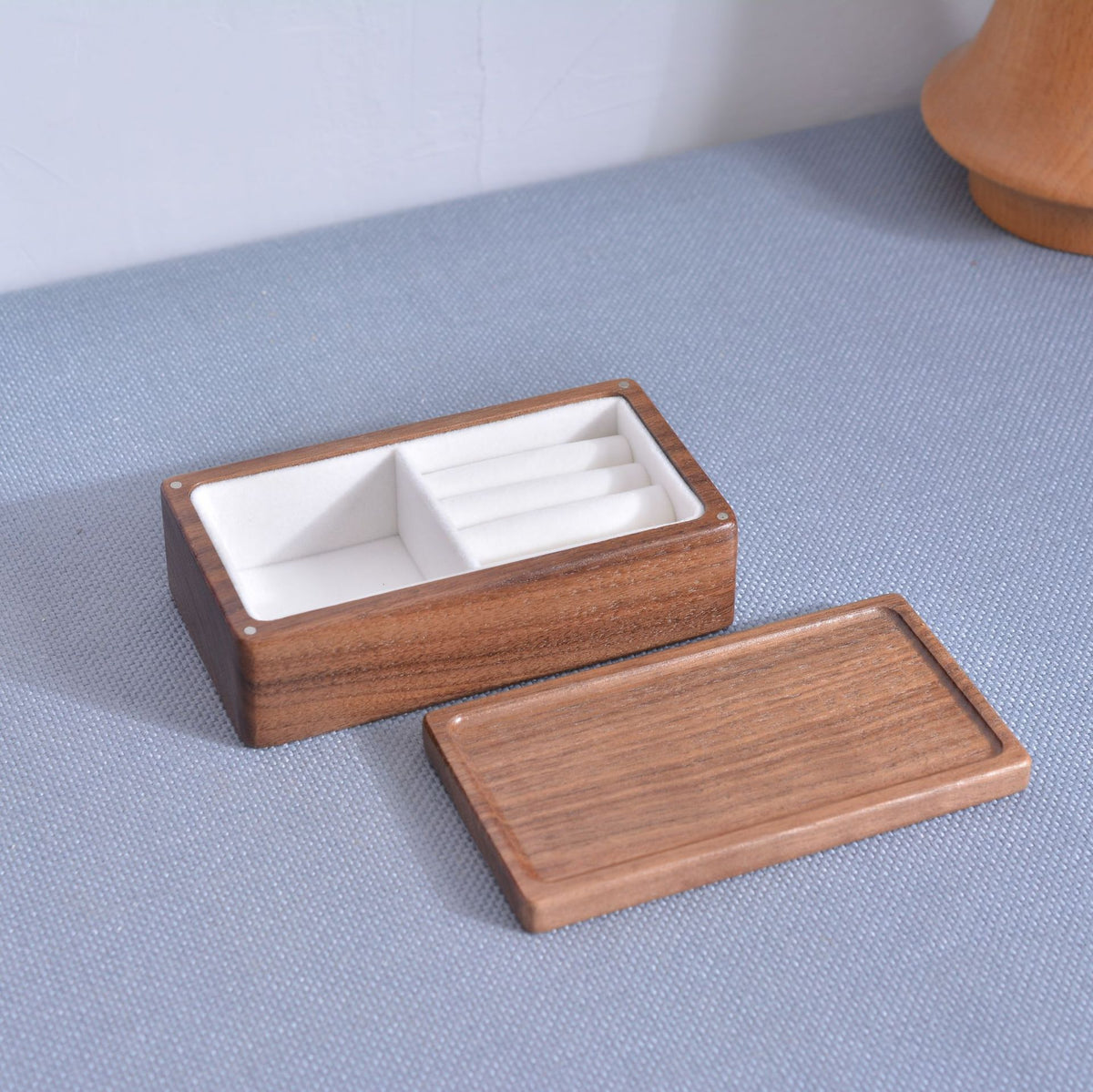 Joyero de madera con varios compartimentos