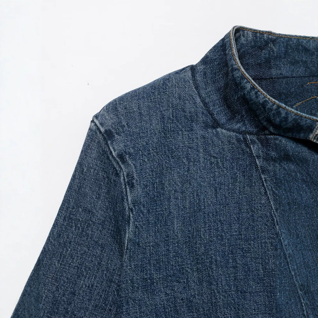 Chaqueta de mezclilla azul oscuro con botones