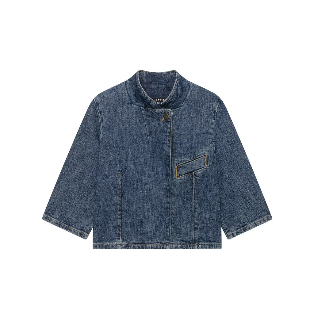 Chaqueta de mezclilla azul oscuro con botones