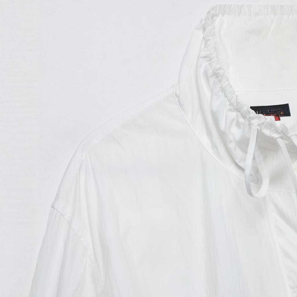 Chaqueta blanca de cuello alto y cintura fruncida