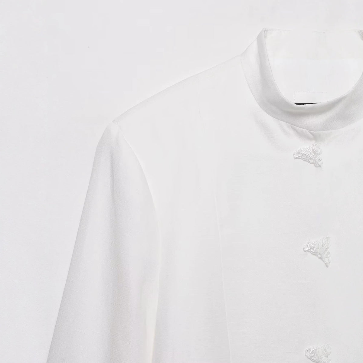 Chaqueta blanca entallada de cuello alto con botones