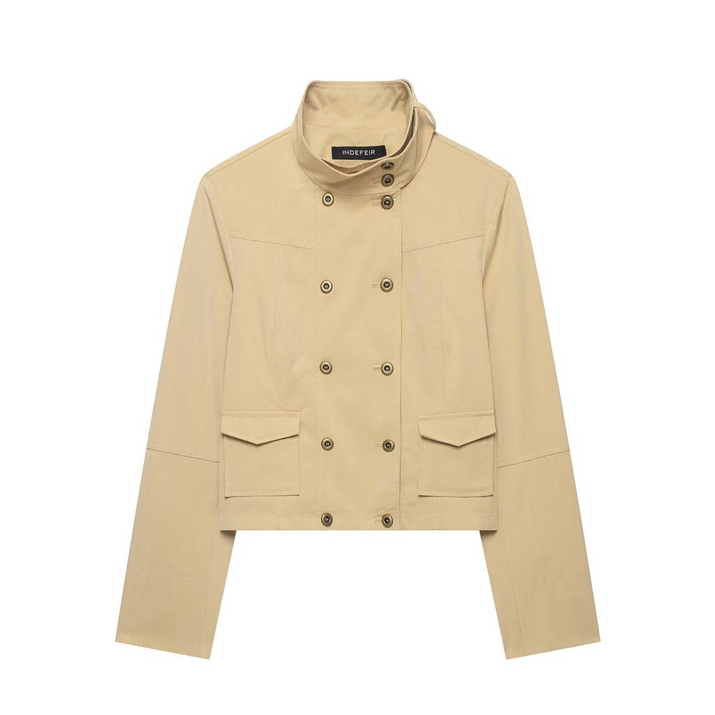 Chaqueta caqui de cuello alto con bolsillos y botones dobles