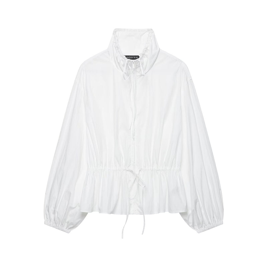Chaqueta blanca de cuello alto y cintura fruncida