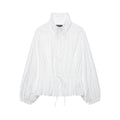 Chaqueta blanca de cuello alto y cintura fruncida