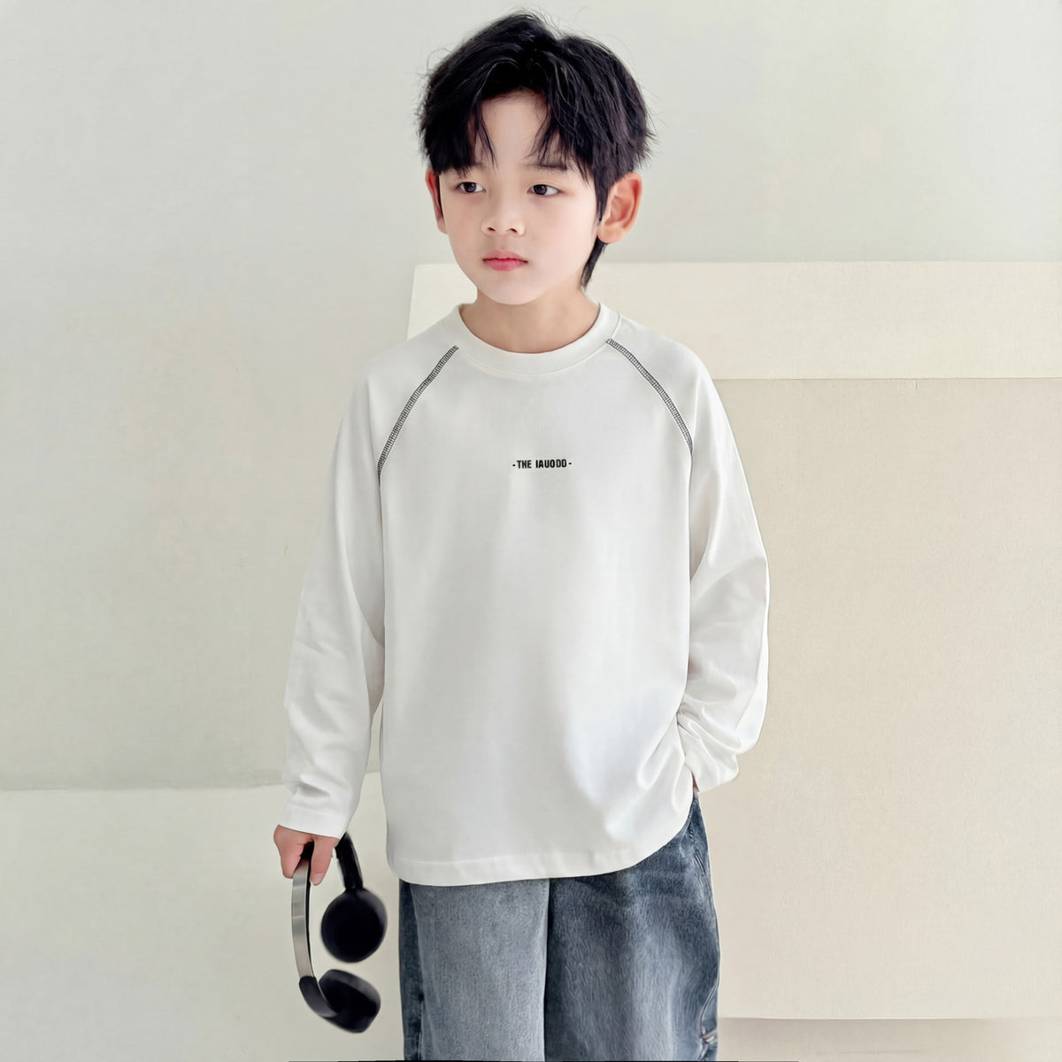 Camiseta infantil blanca de manga larga y cuello redondo