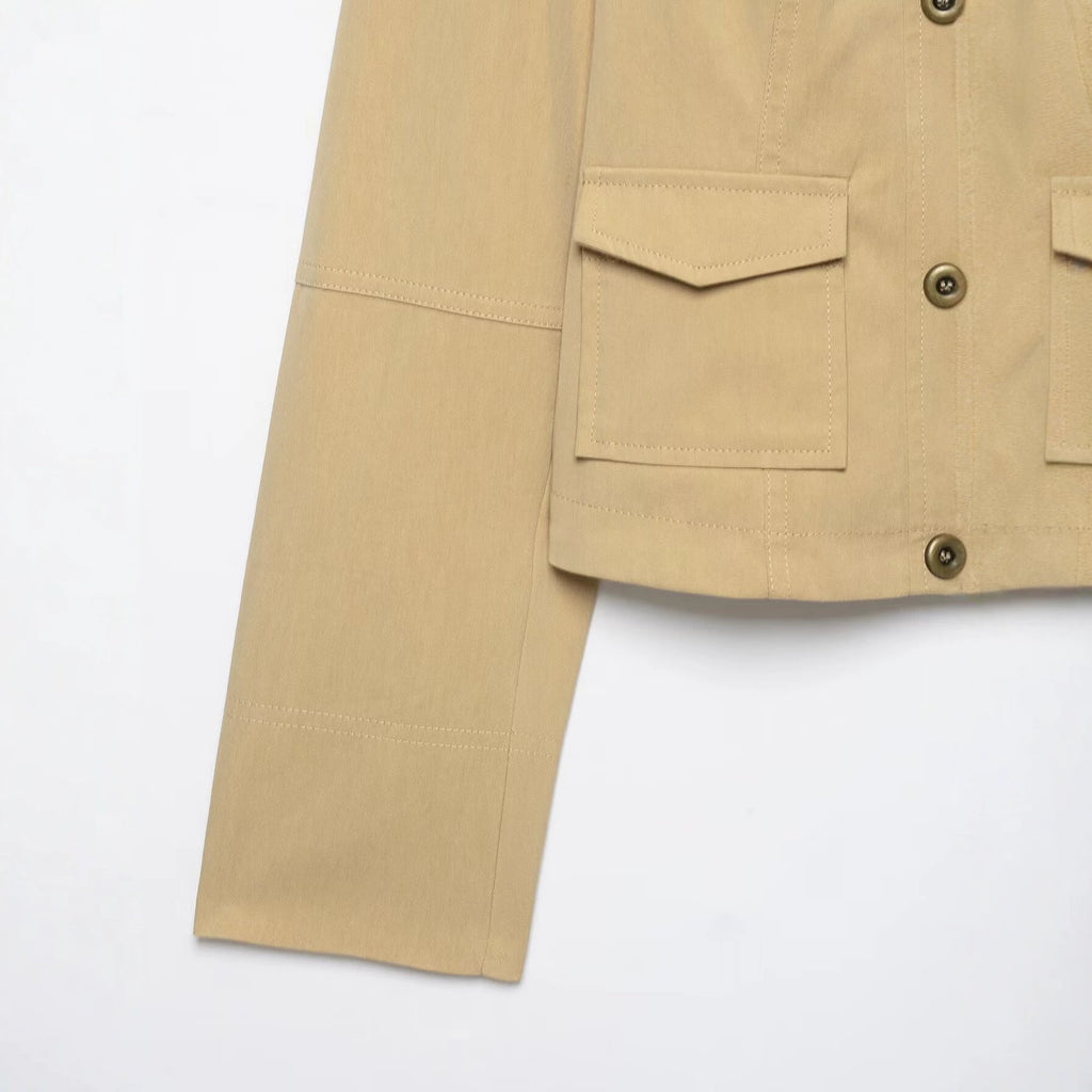 Chaqueta caqui de cuello alto con bolsillos y botones dobles