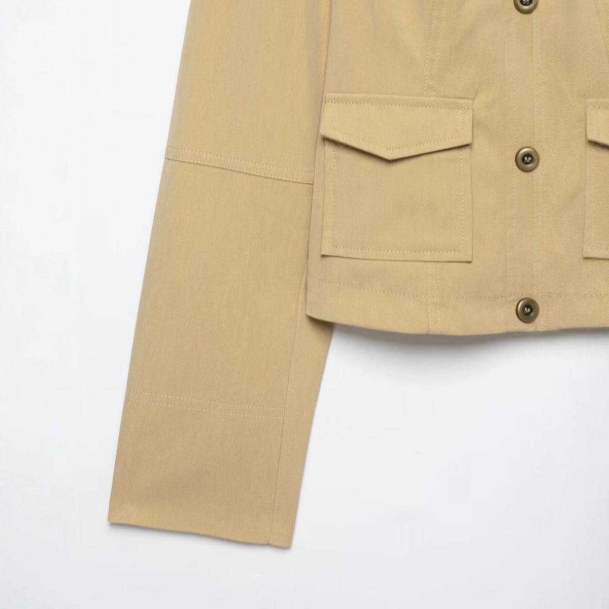 Chaqueta caqui de cuello alto con bolsillos y botones dobles