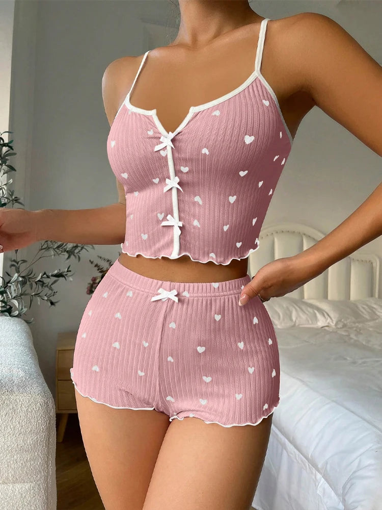 Pijama de tirantes y pantalón corto con estampado de corazones
